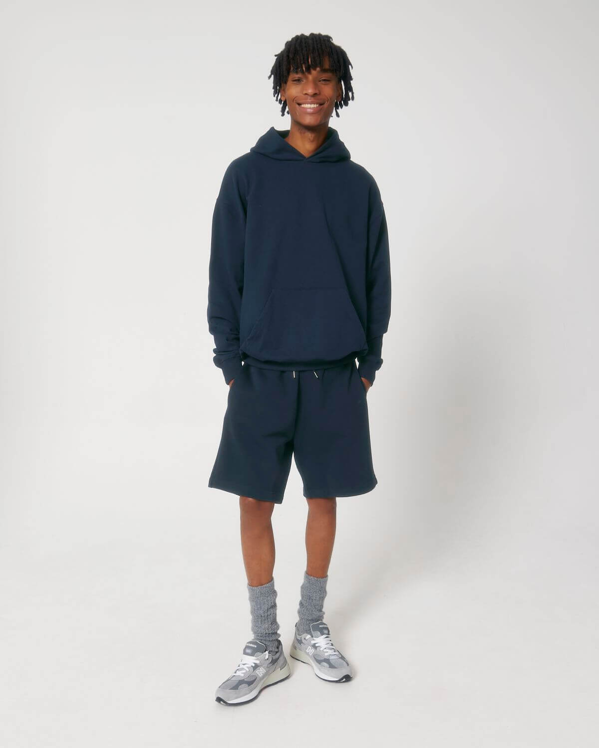 Kurze Hosen, Person, Stehend, Langarm, Teenager